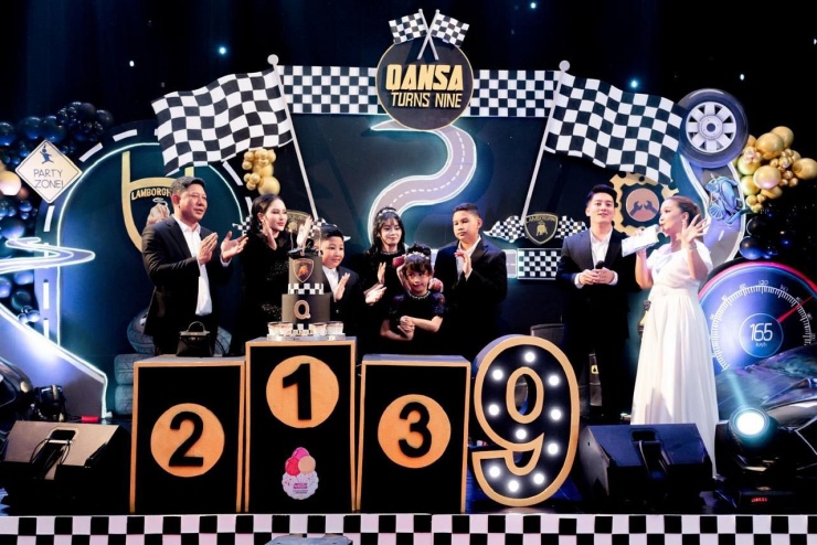 Gia đình doanh nhân càng thêm nổi tiếng sau bữa tiệc sinh nhật hoành tráng của con trai. &nbsp;Ảnh: Khaosod