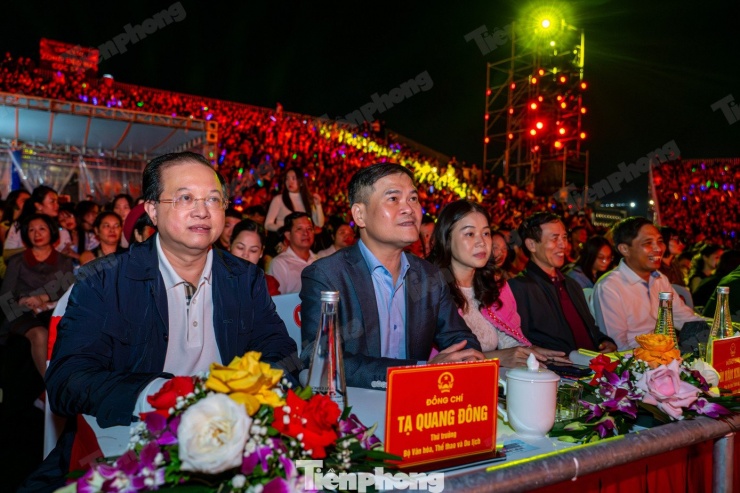 Về dự có Thứ trưởng Bộ Văn hóa, Thể thao và Du lịch - Tạ Quang Đông. Đại diện các cơ quan trung ương và chính quyền tỉnh Quảng Ninh.