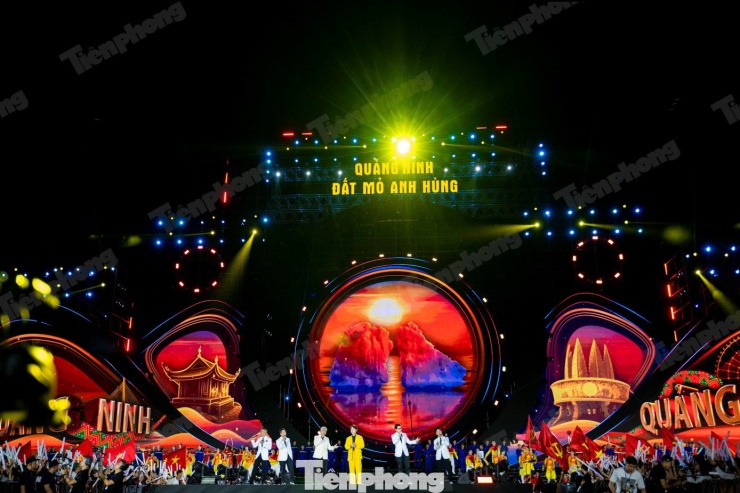 Tối 12/11, hơn 30.000 khán giả đổ về Quảng trường 30 tháng 10, phường Hạ Long, tỉnh Quảng Ninh để xem concert Quảng Ninh - Đất mỏ anh hùng. Đây là chương trình nghệ thuật chào mừng kỷ niệm 89 năm Ngày Truyền thống công nhân vùng Mỏ - Truyền thống ngành Than và là chương trình concert hoành tráng thứ 2 sau concert kỷ niệm 82 năm Ngày thành lập tỉnh Quảng Ninh.