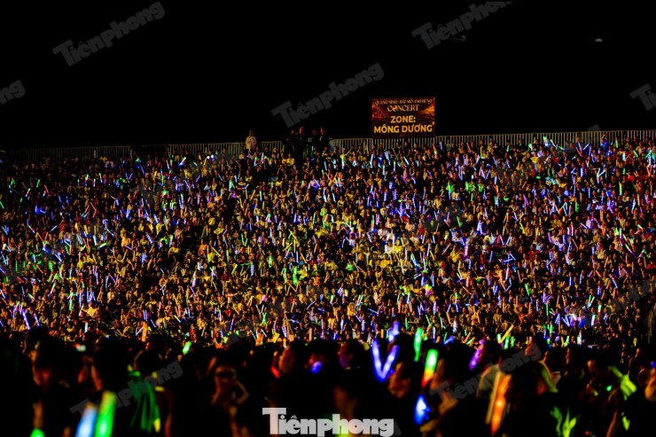 Ngoài ra, hơn 30.000 khán giả đã lấp đầy các khán đài và khu vực trung tâm của chương trình concert.