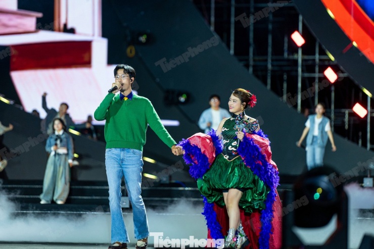 Hình ảnh ca sĩ Đen Vâu nắm tay Hoàng Thùy Linh biểu diễn ca khúc Vị nhà ngay trên sân khấu quê hương của anh khiến hơn 30.000 khán giả tại Quảng trường 30 tháng 10 bùng nổ, reo hò. Đen Vâu sinh ra và lớn lên tại thành phố Hạ Long, anh chia sẻ đã gắn bó với công việc bảo vệ môi trường vịnh Hạ Long trước khi trở thành rapper nổi tiếng, anh cũng kêu gọi thế hệ trẻ Quảng Ninh chung tay bảo vệ thiên nhiên và môi trường.