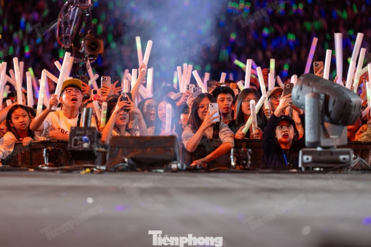 Mỗi tiết mục đều khiến hơn 30.000 khán giả cháy hết mình và cổ vũ nhiệt tình cùng các ca sĩ.