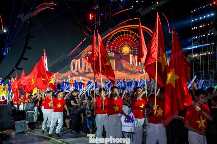 Chương trình nghệ thuật chính luận Quảng Ninh - Đất mỏ anh hùng là hành trình xuyên suốt từ quá khứ đến tương lai của vùng đất Quảng Ninh - nơi “Kỷ luật và Đồng tâm” không chỉ là khẩu hiệu lịch sử mà là tinh thần, là ngọn lửa tiên phong thắp sáng hành trình phát triển hôm nay. Từ “than trong lòng đất” - biểu tượng của sức mạnh, nghị lực đến “ánh sáng và khát vọng”- biểu tượng của đổi mới, sáng tạo và dẫn đầu.