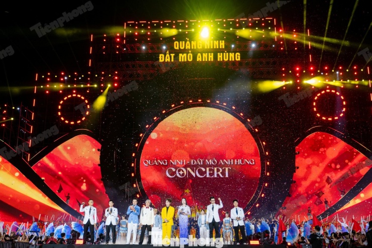 Chương trình có chủ đề từ “Kỷ luật và Đồng tâm” đến “Khát vọng dẫn đầu”, gồm 3 chương xuyên suốt, liền mạch cảm xúc: Chương 1: Từ lòng đất - ngọn lửa niềm tin, Chương 2: Kỷ luật - Đồng tâm: Mạch nguồn sức mạnh và Chương 3: Quảng Ninh - Khát vọng vươn mình trong kỷ nguyên mới.