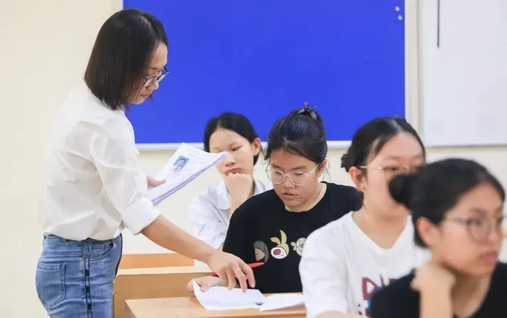 Theo Bộ Nội vụ, tổng tiền lương và các chế độ phụ cấp lương của nhà giáo sẽ tiếp tục được tăng lên trong thời gian tới. Ảnh minh hoạ: TT