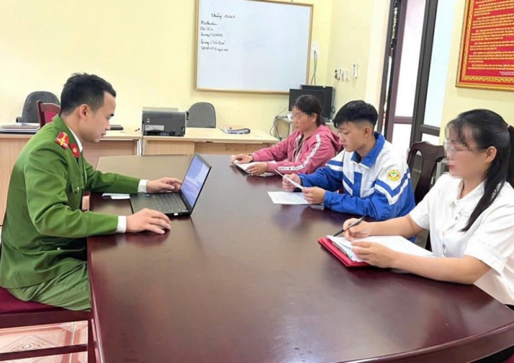 Quá trình tống đạt quyết định được thực hiện dưới sự chứng kiến của mẹ bị can, người đại diện hợp pháp.