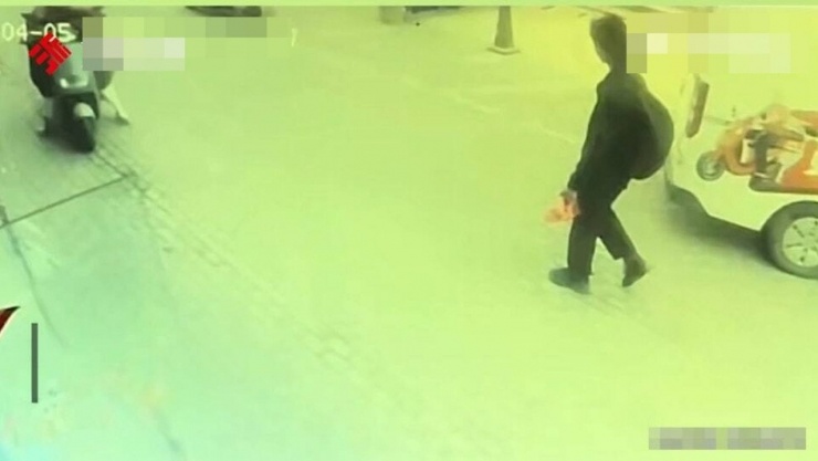 Nam thanh niên xuống ga tàu để gọi xe taxi. Ảnh: 163