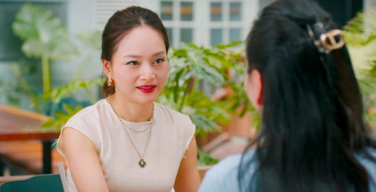 Linh tiếp cận Mỹ Anh, giả vờ làm bạn thân của cô chỉ để thể hiện sự hả hê, ngạo mạn ngầm vì chiến thắng Mỹ Anh.