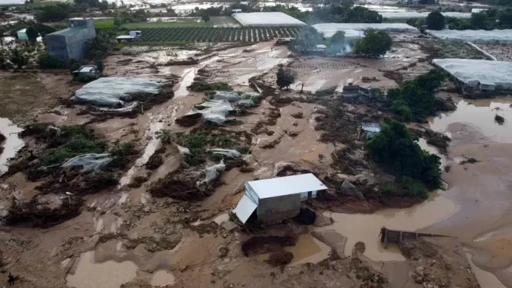 Vụ vỡ hồ chứa nước đêm 1-11 ở Tuy Phong gây hậu quả đặc biệt nghiêm trọng.