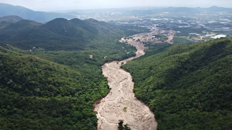 Dòng chảy khổng lồ xé toạc hẻm núi.