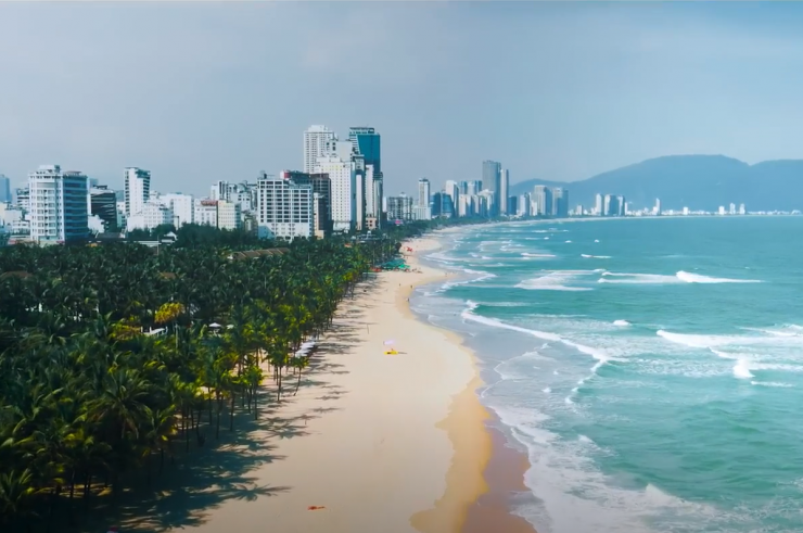 Hình ảnh Đà Nẵng trong phim As You Stood By.