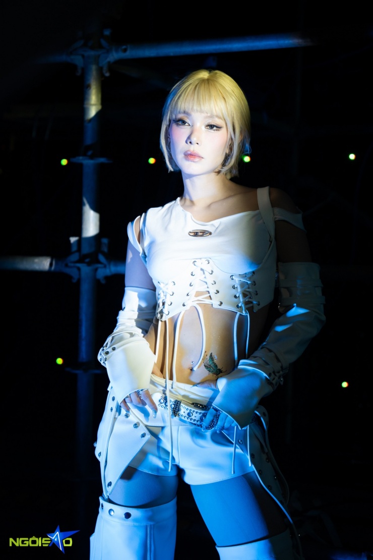 Xuất hiện tại sự kiện, Minh Hằng diện trang phục theo phong cách viễn tưởng khoe thân hình mảnh mai, cơ bụng săn chắc sau sinh con.