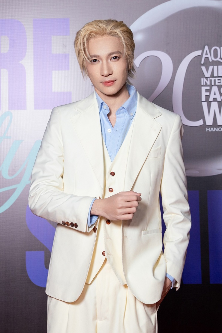 S.T Sơn Thạch cũng là ca sĩ khách mời trong chương trình. Anh chọn tạo hình như 'bạch mã hoàng tử' với tóc bạch kim, suit trắng.