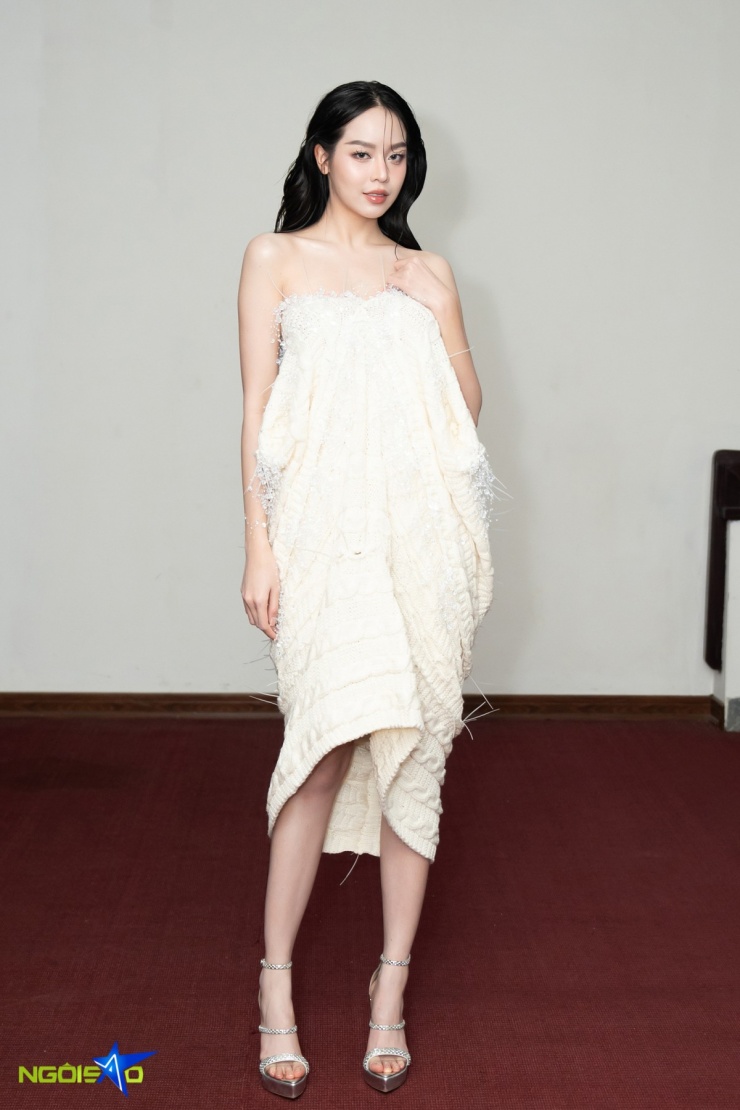 Hoa hậu Thanh Thủy diện trang phục của NTK Vũ Việt Hà với phom dáng cúp ngực để khoe vai trần.