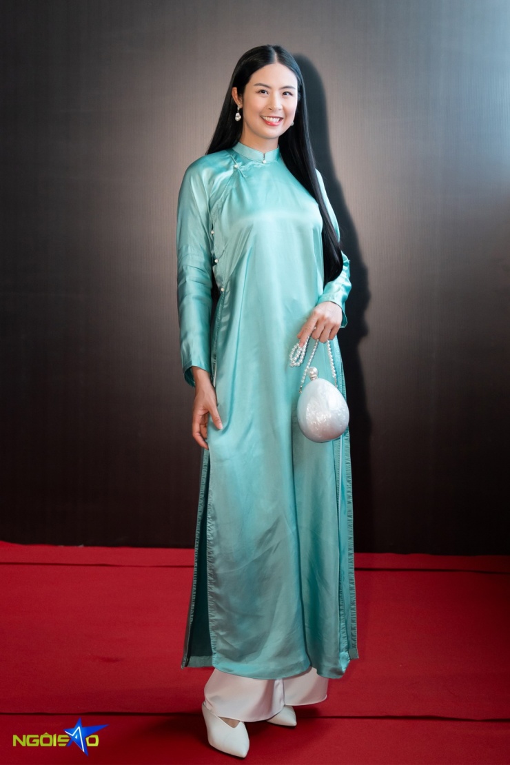 Hoa hậu Ngọc Hân trung thành với những bộ áo dài mang nét truyền thống khi đi sự kiện. Sau sinh con đầu lòng, cô thường giấu dáng bằng những trang phục suông rộng.