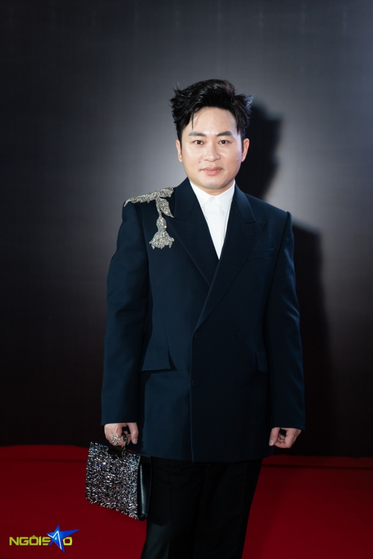 Ca sĩ Tùng Dương góp mặt trên hàng ghế đầu. Anh cho biết luôn thích thú ngắm nhìn những bộ sưu tập mới của các nhà thiết kế.