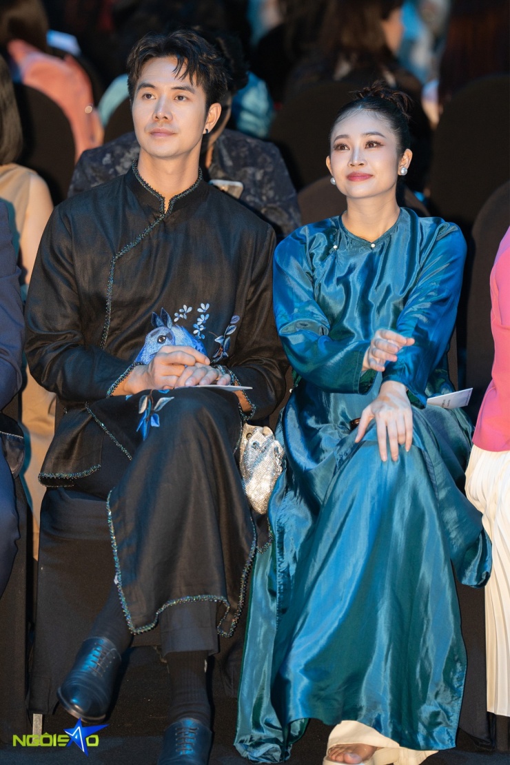 Diễn viên Phùng Đức Hiếu chăm chú theo dõi các bộ sưu tập cùng bà xã - MC Thùy Linh.