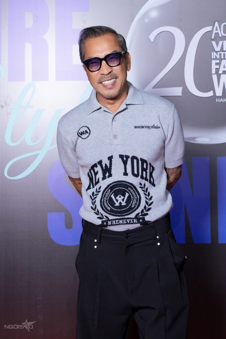 Fashionisto Thuận Nguyễn trẻ trung tuổi 74 cùng áo polo dệt kim.