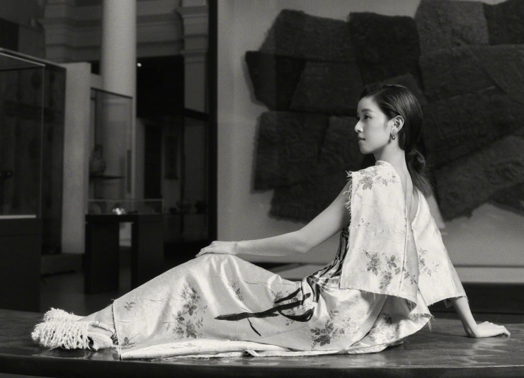 Trạch Thiên xuất hiện trên bìa Vogue Art (Trung Quốc) số tháng 11, theo Sina, lần hiếm hoi cô làm người mẫu tạp chí.