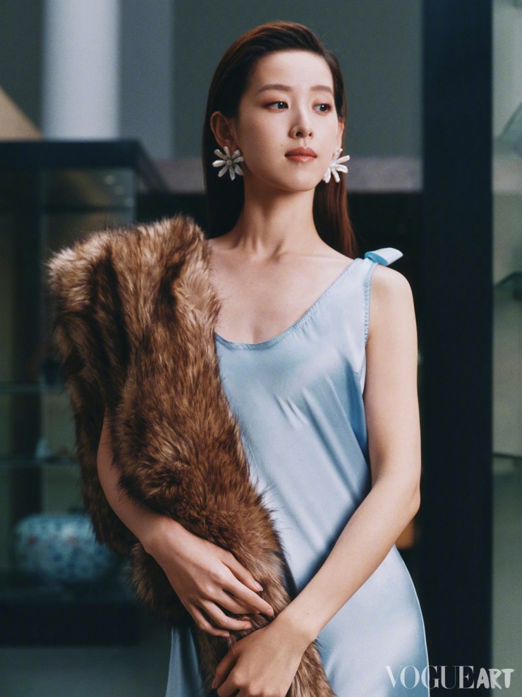 Cô 32 tuổi, hiện nắm giữ các vị trí quan trọng trong công ty thương mại điện tử Jingdong mà chồng - ông Lưu Cường Đông - sáng lập. Theo thống kê của hãng nghiên cứu tài chính Hurun năm 2025, Chương Trạch Thiên - Lưu Cường Đông sở hữu 58 tỷ nhân dân tệ (8,1 tỷ USD).