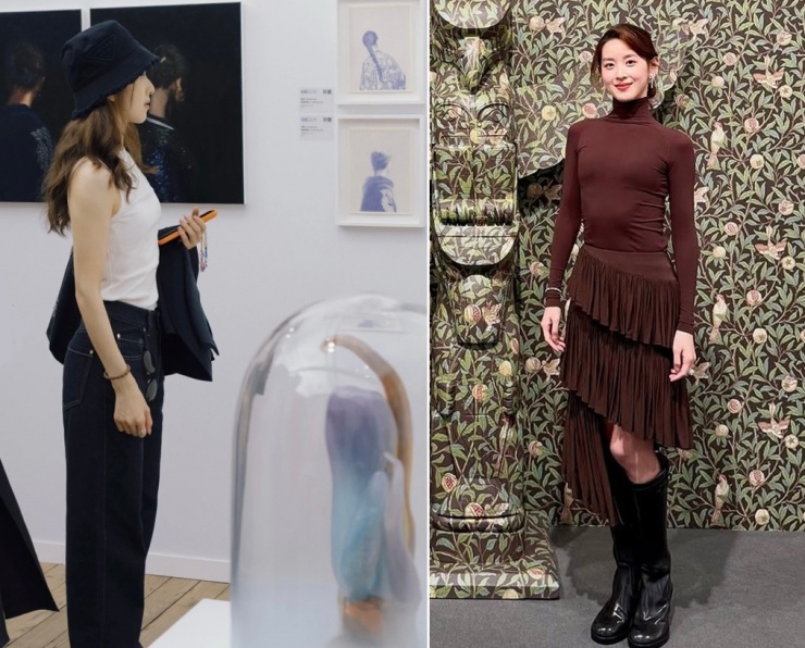 Người đẹp phối trang phục thanh lịch khi xem các chương trình triển lãm nghệ thuật.