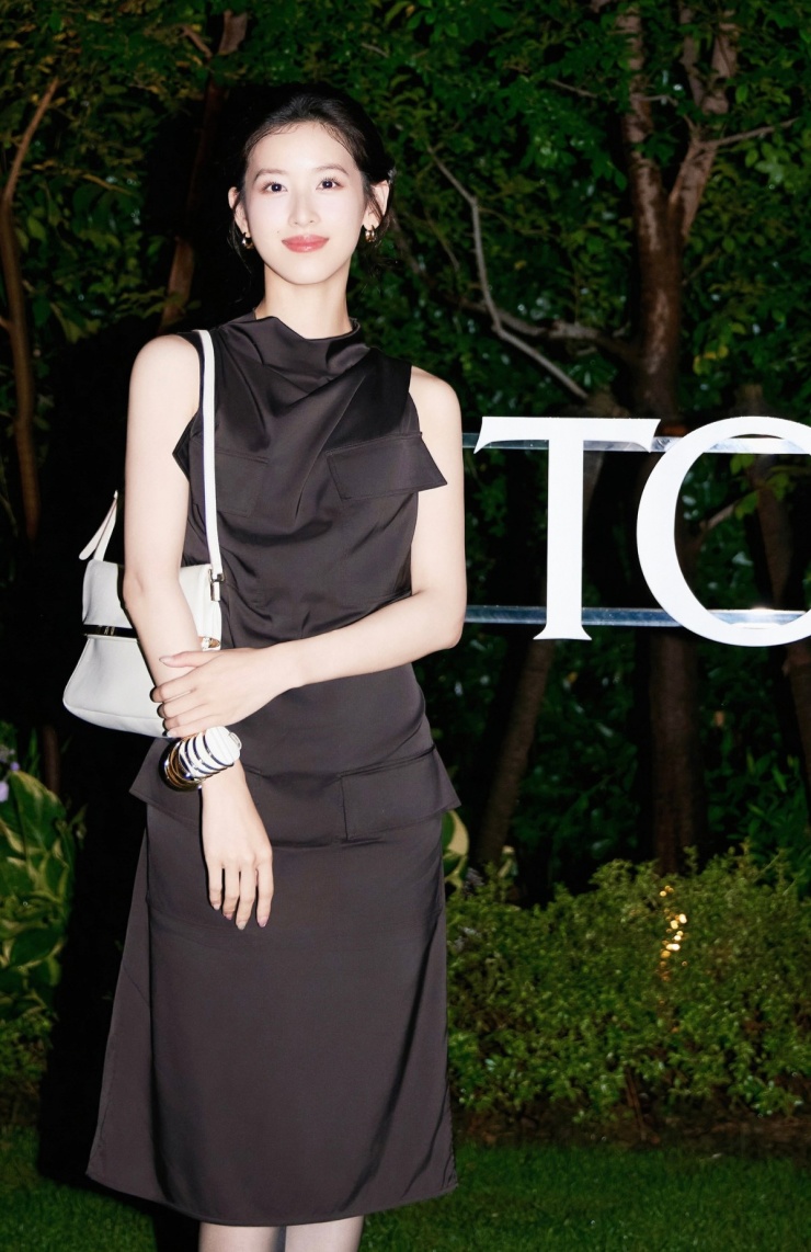 Trạch Thiên thường chọn lối trang điểm tự nhiên, màu sắc trung tính, phần mắt được tô nhẹ nhàng, hoàn thiện phong cách trang nhã.