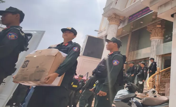 Từng thùng hồ sơ, tài liệu được vận chuyển ra ngoài cơ sở Mailisa, phục vụ việc xác minh các hoạt động kinh doanh và giấy tờ pháp lý liên quan. Ảnh: NT