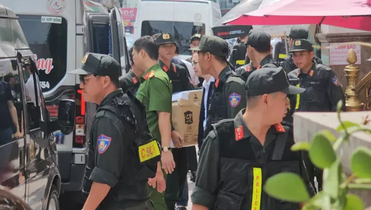 Cảnh sát cơ động đứng chốt bên ngoài cơ sở Mailisa, bảo vệ hiện trường và kiểm soát người ra vào, giữ trật tự trong suốt quá trình khám xét. Ảnh: PH