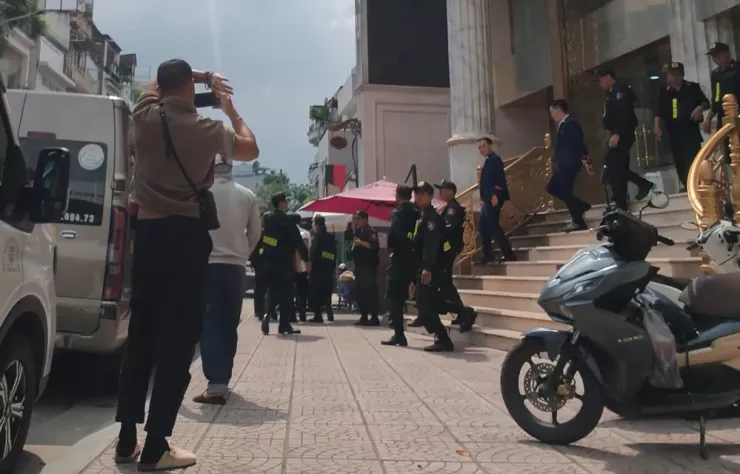 Hàng chục cán bộ, chiến sĩ mặc sắc phục và cảnh sát cơ động có mặt từ sáng sớm, triển khai đồng bộ các biện pháp kiểm tra, thu thập tài liệu tại cơ sở Mailisa. Ảnh: NT