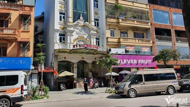 Cũng trong sáng nay, lực lượng công an xuất hiện tại thẩm mỹ viện Mailisa chi nhánh TP Cần Thơ (số 67 Phan Đình Phùng, phường Ninh Kiều).