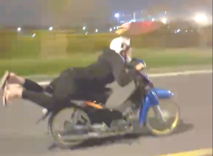 Clip người đàn ông làm "xiếc" trên xe máy.