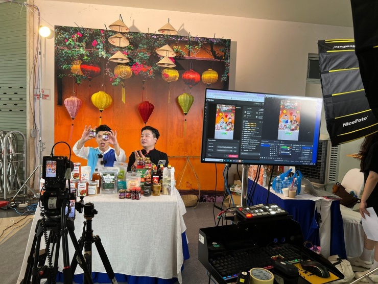 Từ năm 2026, trách nhiệm của người chuyển tải sản phẩm quảng cáo sẽ được quy định rõ (Ảnh: U.P)