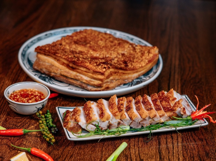 Món thịt quay giòn bì của quán được thực khách yêu thích 