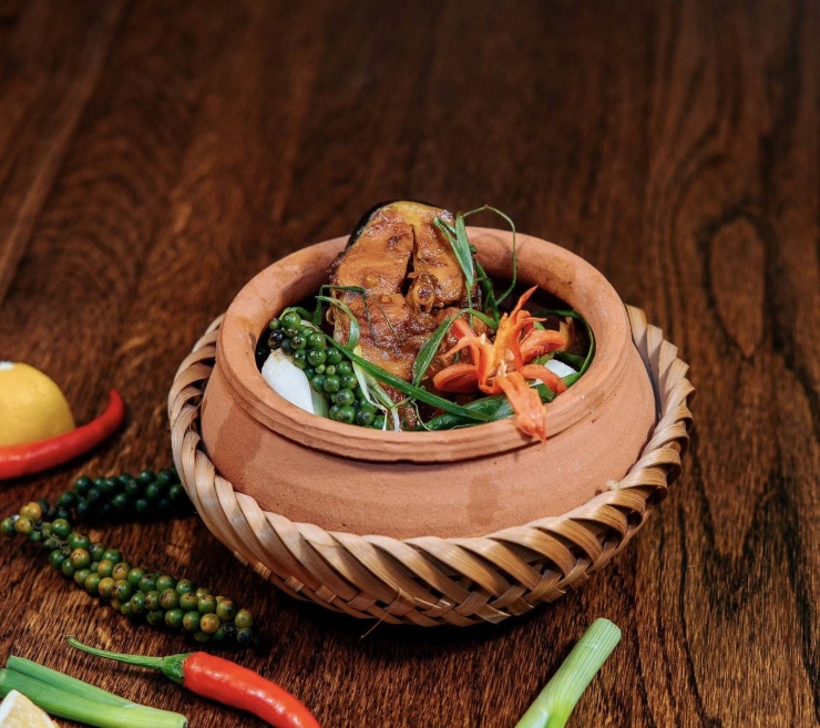 Cá kho là món kỳ công nhất, đầu bếp phải kho ít nhất 4 tiếng