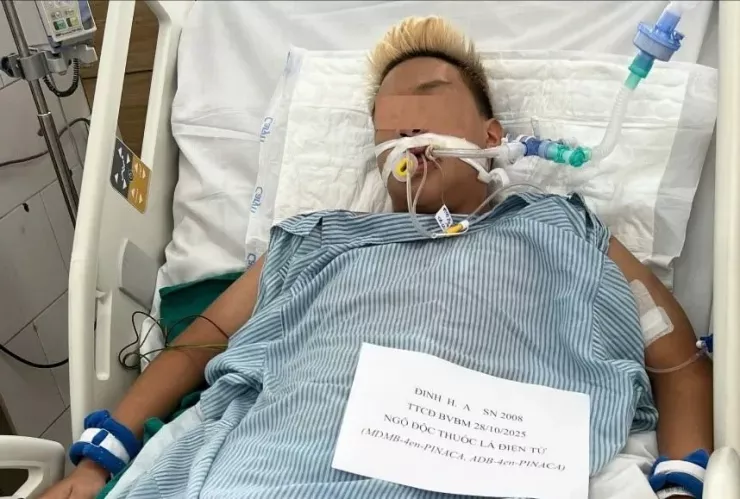 Nam thanh niên nhập viện trong tình trạng kích thích, co giật và hôn mê sau khi sử dụng thuốc lá điện tử. Ảnh: BVCC