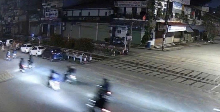 Các đối tượng điều khiển phương tiện đi với tốc độ cao, mang theo hung khí để tìm các nhóm thanh niên khác đuổi đánh.