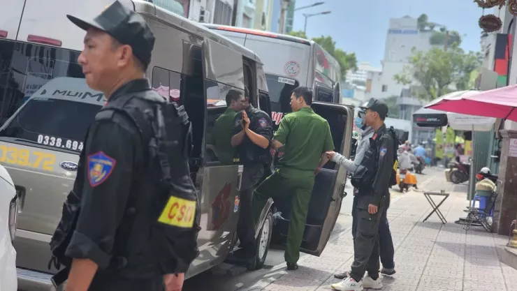 Hoạt động kiểm tra được triển khai đồng loạt tại nhiều địa phương, với lực lượng công an mặc sắc phục, chia thành nhiều tổ vừa đảm bảo an ninh trật tự bên ngoài, vừa thu thập thông tin, tài liệu, chứng cứ bên trong.