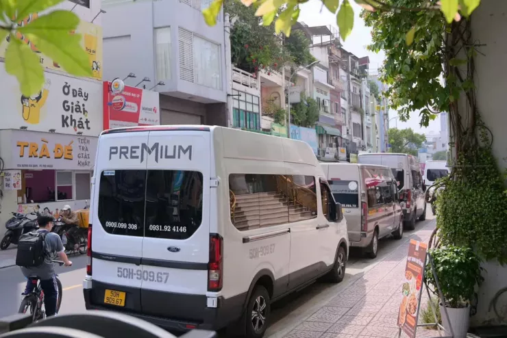 Ba xe khách biển vàng được bố trí chặn lối ra vào, không cho khách và người dân tiếp cận bên trong. Hoạt động kinh doanh tại các cơ sở tạm dừng, khách hàng được yêu cầu rời đi.