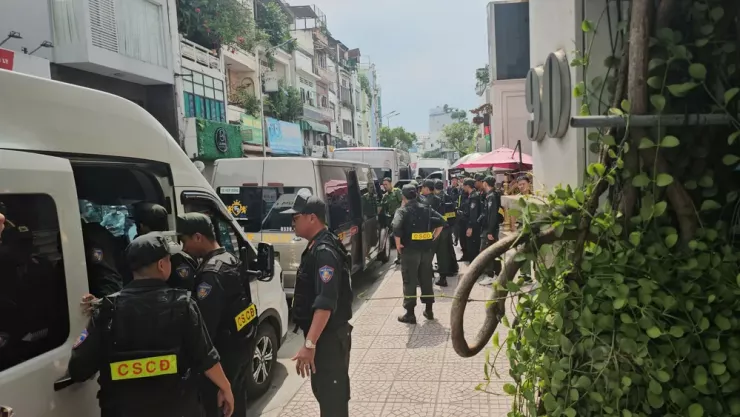 Việc khám xét được triển khai từ 8 giờ sáng, với sự tham gia của hàng chục cán bộ, chiến sĩ, phối hợp cảnh sát cơ động phong tỏa, đảm bảo an ninh trật tự.