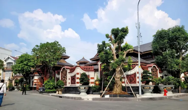 Biệt thự rộng khoảng 4.000 m² của bà Phan Thị Mai, chủ hệ thống thẩm mỹ viện Mailisa, tại khu dân cư Thới An, quận 12 cũ, TP.HCM cũng đang được phong tỏa và khám xét.