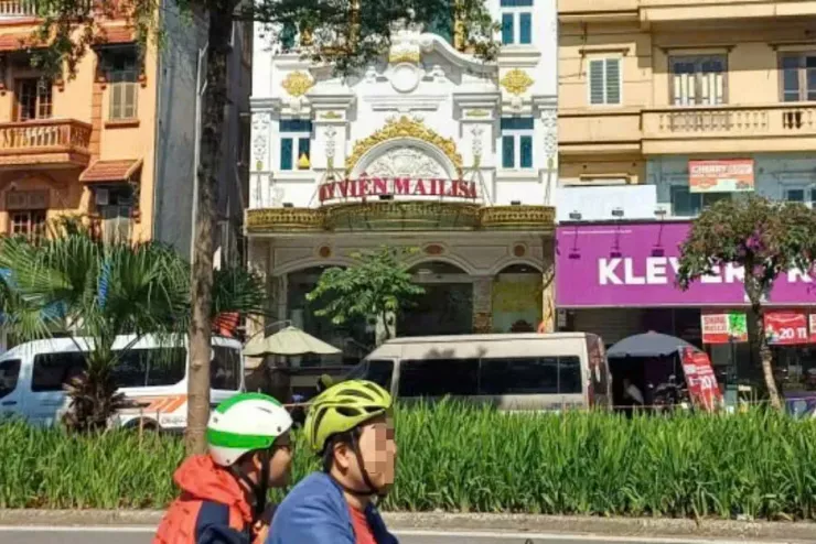 Tại Hà Nội, nhiều cảnh sát cơ động cũng xuất hiện trước thẩm mỹ viện Mailisa số 6, đường Nguyễn Khánh Toàn, phường Nghĩa Đô. Ảnh: Đắc Lam