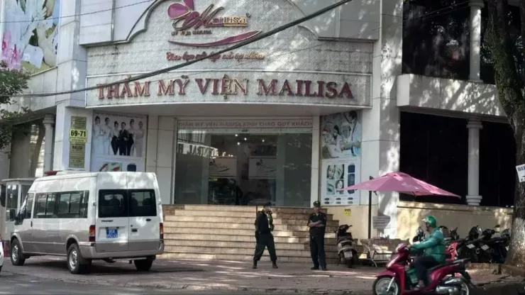 Tại Đắk Lắk, nhiều cảnh sát cơ động có mặt tại cơ sở thẩm mỹ viện Mailisa số 69 đường Ngô Quyền, phường Buôn Ma Thuột. Trước trụ sở, một ô tô biển số xanh (80A) cùng nhiều chiến sĩ cảnh sát cơ động đứng canh gác. Bên trong, lực lượng công an đang tiến hành thu thập tài liệu và vật chứng. Ảnh: ND