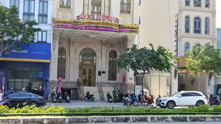 Ở Đà Nẵng, nhiều cán bộ, chiến sĩ công an cũng có mặt tại thẩm mỹ viện Mailisa số 97-99 Nguyễn Văn Linh, phường Hải Châu. Ảnh: Tấn Việt