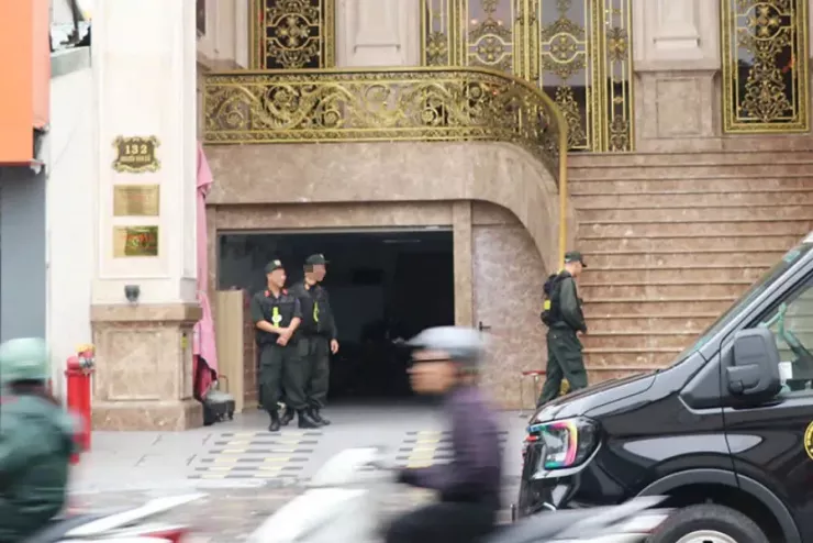 Trưa cùng ngày, tại Nghệ An, tại cơ sở số 132, đường Nguyễn Văn Cừ, phường Vinh Phú, lực lượng chức năng tiến hành các hoạt động kiểm tra, thu giữ tài liệu. Ảnh: Đắc Lam