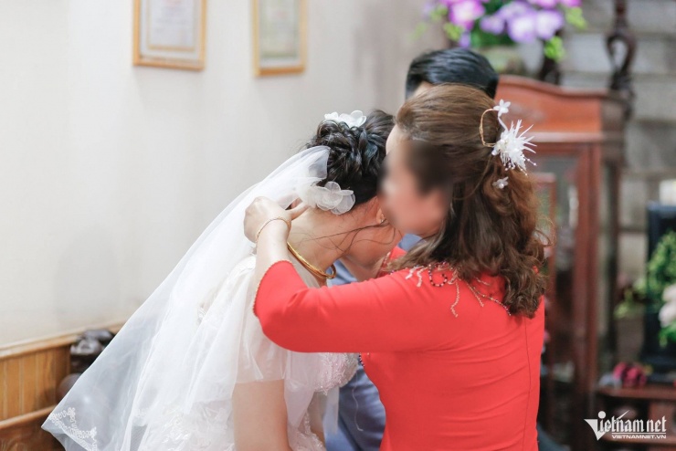 Nhà trai ban đầu muốn bỏ phần trao vàng cưới vì chỉ có 2 chỉ vàng cho con dâu nhưng sau khi nghe chia sẻ của thông gia, họ quyết định vẫn tiến hành nghi thức này. Ảnh minh họa