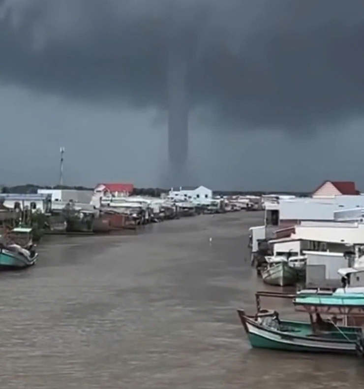 Vòi rồng xuất hiện tại cửa biển xã Cái Đôi Vàm, tỉnh Cà Mau.