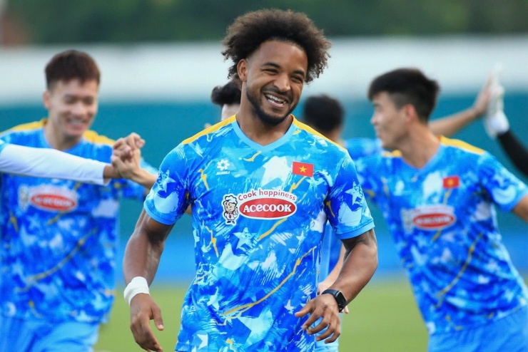 Xuân Son rạng rỡ trong màu áo đội tuyển Việt Nam. Ảnh: HT