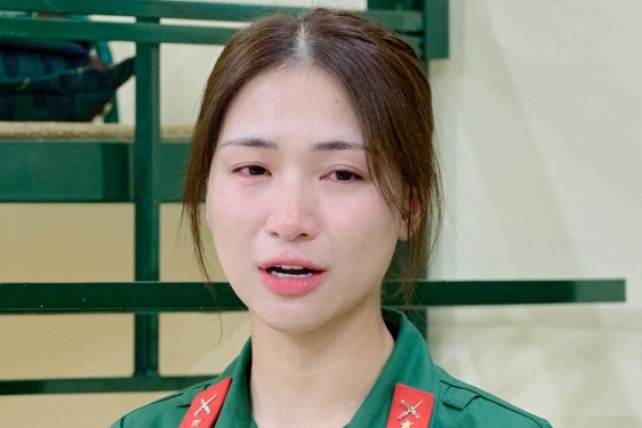 Ca sĩ Hòa Minzy nghẹn ngào thú nhận 'cô đơn'