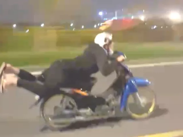 Thót tim cảnh ‘làm xiếc’ trên xe máy ở TPHCM