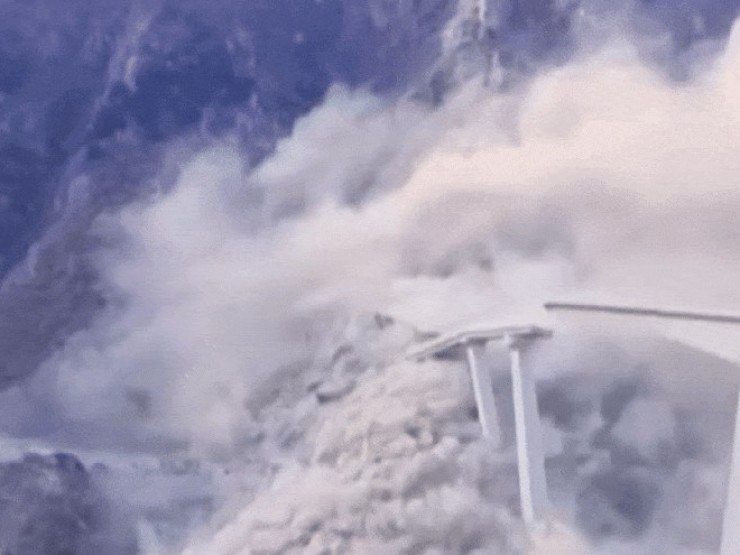 Đằng sau vụ "cầu trong mây" mới xây bị sập ở Trung Quốc